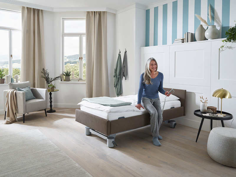 Komfort und Pflegebett Silwa Libra Komfort Aufstehen